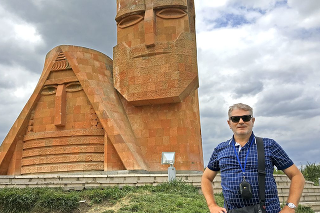 Náhorný Karabach: V blízkosti  hlavného mesta Stepanakertomu stojí neobvyklá pamiatka, veľké  tváre starého muža a ženy,  nazývané My sme naše hory.