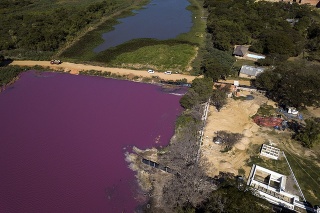 Voda v časti lagúny výrazne zmenila farbu.