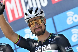 Slovenský cyklista Peter Sagan máva fanúšikom pred štartom cyklistických pretekov Miláno - Turín.