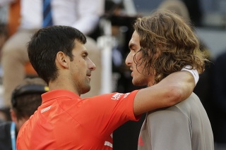 Srbský tenista Novak Djokovič v objatí so svojím finálovým súperom Grékom Stefanosom Tsitsipasom po víťazstve 6:3, 6:4 na turnaji ATP v Madride 12. mája 2019. Tento rok si finále nezopakujú, turnaj zrušili.