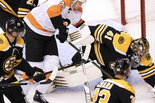 Boston Bruins v zostave s slovenským brankárom Jaroslavom Halákom a obrancom Zdenom Chárom podľahol Philadelphii Flyers 1:4.  