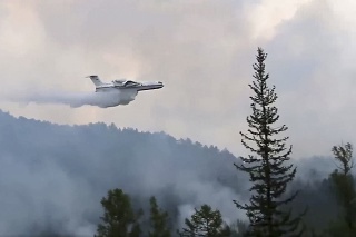 Lesnícke úrady v sobotu oznámili, že hasiči bojujú s 58 prírodnými požiarmi. 