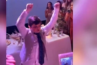 10-ročný chlapec predviedol na sestrinej svadbe excelentné tanečné kroky: Za toto sa mu nepoďakuje
