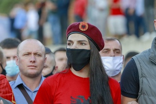 Obyvatelia Kosova s rúškami na tvárach