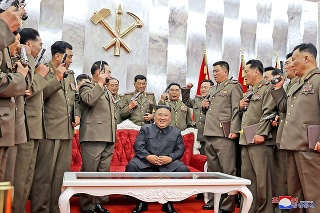 Kim sa medzi vojakmi s vytasenými pištoľami usmieval.