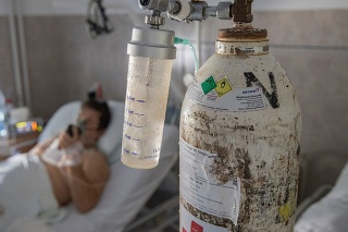 Pohľad na pacienta s COVID-19 v belehradskej nemocnici