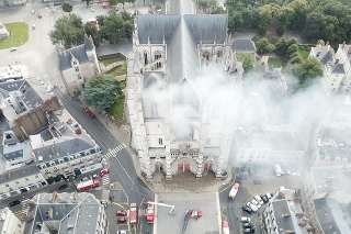 Katedrálu Nantes pohltili plamene. 