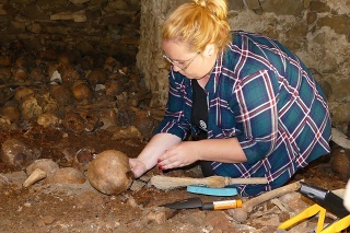 Pracovníčka antropologického výskumu v krypte objavenej počas rekonštrukcie Katedrály Najsvätejšej Trojice v Žiline