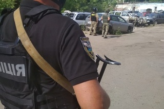 Ukrajinskí policajti zasahujú pri ďalšej rukojemníckej dráme.