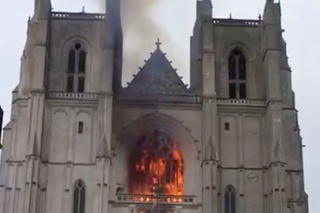 Plamene v katedrále hasiči dostali pod kontrolu.