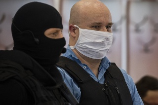 Odsúdený Zoltán Andruskó prichádza na hlavné pojednávanie.