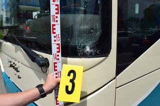 Puknuté sklo na autobuse po zrazení mladej chodkyne