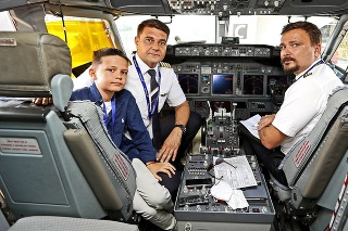 Piloti sa pripravujú na prvý let do obľúbenej dovolenkovej destinácie.