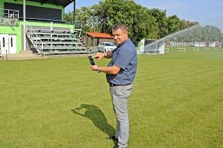 Starosta Nižného Hrušova Ján Fenčák (40) si automatické zavlažovanie na obecnom futbalovom ihrisku pochvaľuje.