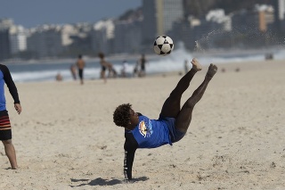 Na plážach v Riu de Janeiro bude možné vykonávať kolektívne športy.