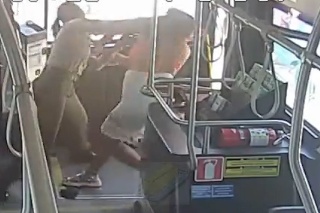 Ženská bitka v autobuse: Polícia hľadá agresorku, ktorá bez váhania vyštartovala po vodičke