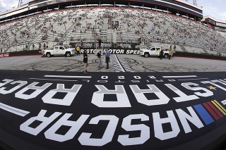 Fanúšikovia čakajú na štart automobilových pretekov NASCAR na ovále v Bristole v americkom štáte Tennessee.