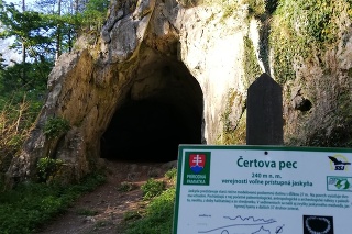V katastri obce Radošina sa nachádza jaskyňa Čertova pec.