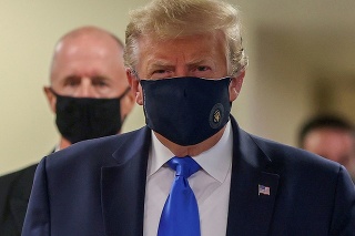 Americký prezident Donald Trump netradične s rúškom na tvári