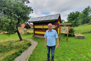 Starosta obce Pavel Beťko pri novej včelnici v Závažnej Porube.
