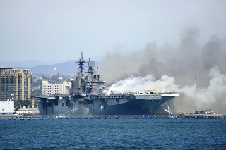 Požiar lode USS Bonhomme Richard.