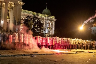 V Belehrade zatkli na protestoch 71 ľudí.