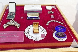 Vzácne šperky vyložené perlami, rubínmi, diamantmi, českým granátom a polodrahokamami. 