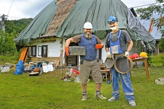 2020: Robotníci Pavol Kandra (vľavo, 40) a Ján Kovka (37) vynášajú z domčeka staré predmety a inventár.