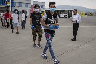 Maloletí migranti na gréckom letisku pred nástupom do lietadla