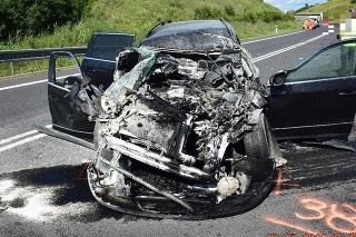 Vodič osobného auta utrpel ťažké zranenia.