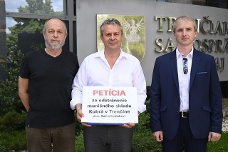 Zľava členovia petičného výboru Igor Mrva, Miloš Mičega a Juraj Maláň počas brífingu o spustení petície