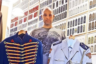 Jozef Martončík (40) s uniformami Čestnej stráže, ktorá stráži prezidentské sídlo. 