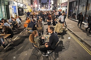 V londýnskej štvrti Soho ľudia zaplnili ulice.