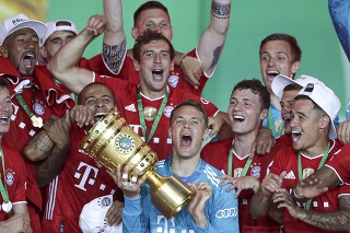 Hráči Bayernu s trofejou, ešte počas zápasu.