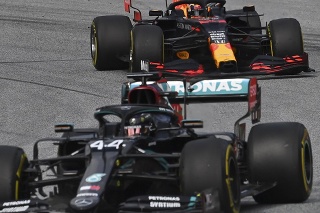 Pretekári F1 jednohlasne podporia boj proti rasizmu počas úvodnej Veľkej ceny.