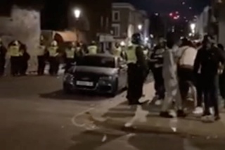 Párty v Londýne skončila bitkou s policajtmi.