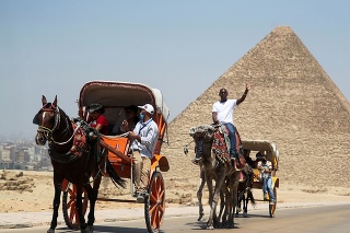 Turisti na návšteve pyramíd v Gíze. 