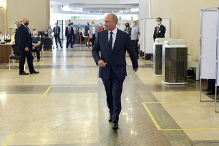 Ruský prezident Vladimir Putin prichádza odvoliť počas referenda o zmenách ústavy.
