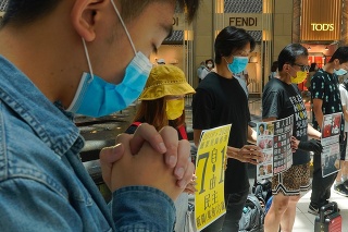 Demonštranti protestujú v obchodnom centre proti schváleniu kontroverzného zákona o národnej bezpečnosti pre Hongkong.