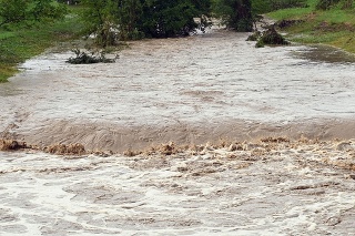V rozvodnenej rieke zomrel človek, ďalšieho hľadajú (ilustračné foto).