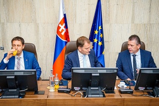 Minister financií SR Eduard Heger, predseda vlády SR Igor Matovič a minister vnútra SR Roman Mikulec 