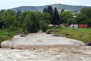 Rozvodnená rieka Pčolinka po bleskovej povodni v meste Snina.