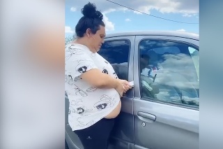 Originálne riešenie: Žene sa zaseklo tričko vo dverách auta, čo nasledovalo, vás rozosmeje