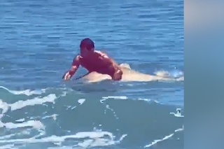 Muž zápasil pri brehu so žralokom, zachoval si chladnú hlavu: Takýto pohľad sa len tak nenaskytne