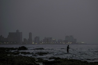 Zatemnená obloha v Havane.