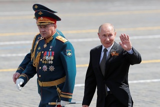 Prezident Putin na vojenskej prehliadke v Moskve.