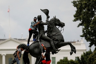 Protestujúci sa snažili zhodiť sochu bývalého amerického prezidenta Andrewa Jacksona. 