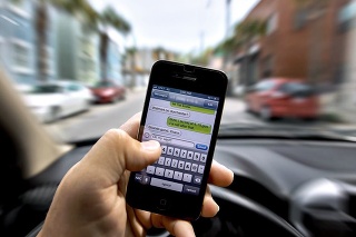 Používanie telefónu za volantom výrazne zvyšuje riziko nehody. 