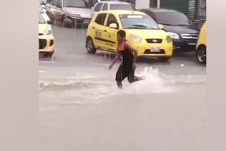 Kým iní nadávajú, on si záplavy užíva: Pobaví vás, čo urobil tento muž, keď zbadal vodu valiacu sa ulicou