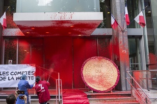 Budovu ministerstva zdravotníctva poliali červenou farbou. 